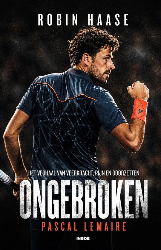 Robin Haase met oranje polsband, donkerblauw shirt met grafische print. "Ongebroken"