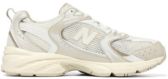New Balance 530 sneaker in beige met witte veters, N-logo en witte accenten.
