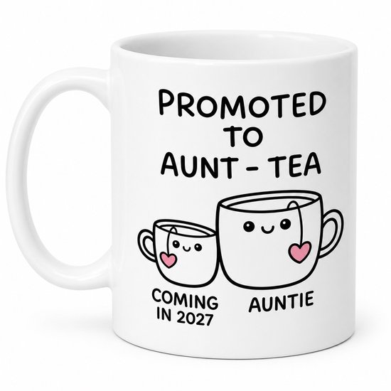 Witte mok met tekst "PROMOTED TO AUNT-TEA" en schattige kopjes, "COMING IN 2027", "AUNTIE".