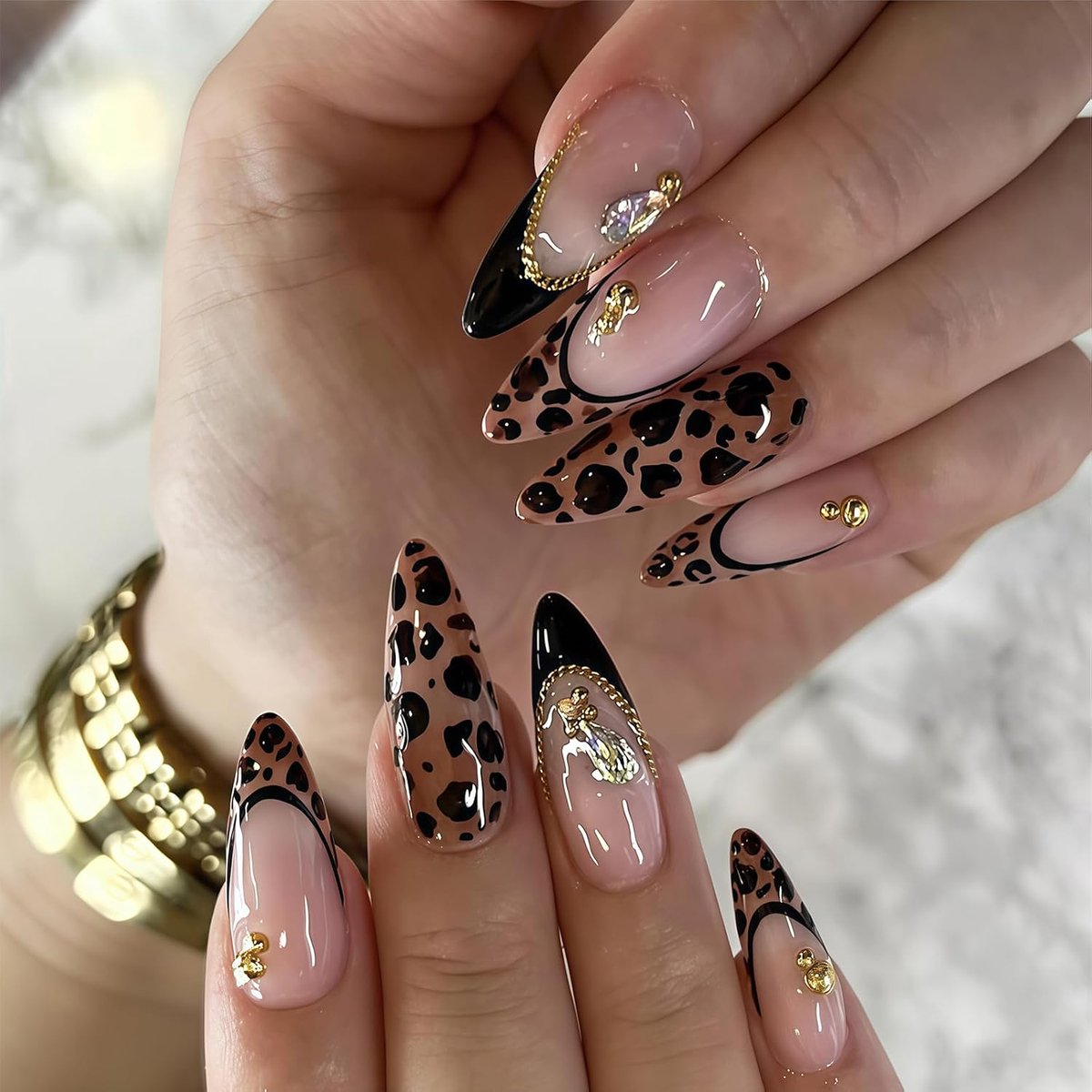 24 stuk Leopard Print Press On Nagels: Amandelvormige French Tip Nagels om op te plakken met Gouden Ketting en Glinsteringen, Glanzende Acrylkunstnagels Volledige Bedekking