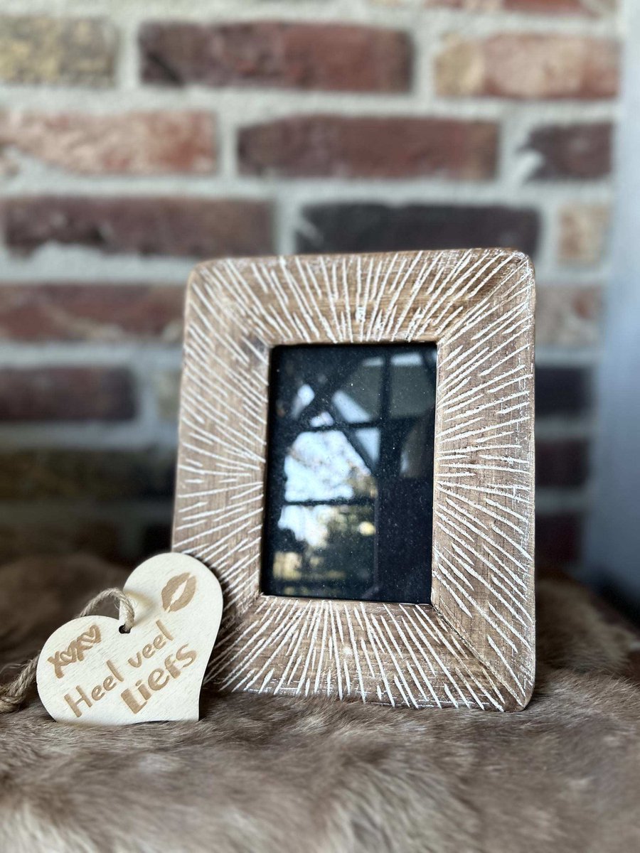 Creaties van hier – fotolijst carvings - 21x17cm - natural - met houten hartje -