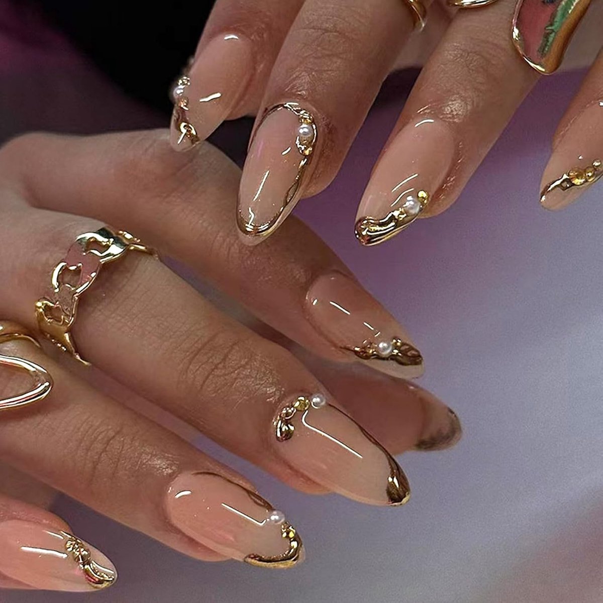 24 stuks nude roze press-on nagels amandelvorm medium, gouden glanzende vingernagels om op te plakken, handgemaakte kunstnagels met parel, acryl full cover kunstnagels, Franse valse nagels voor
