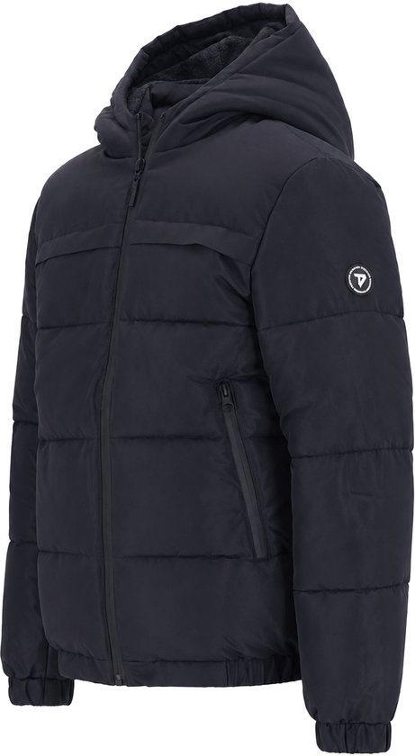 Zijkant van een zwarte, gewatteerde winterjas met capuchon voor jongens.