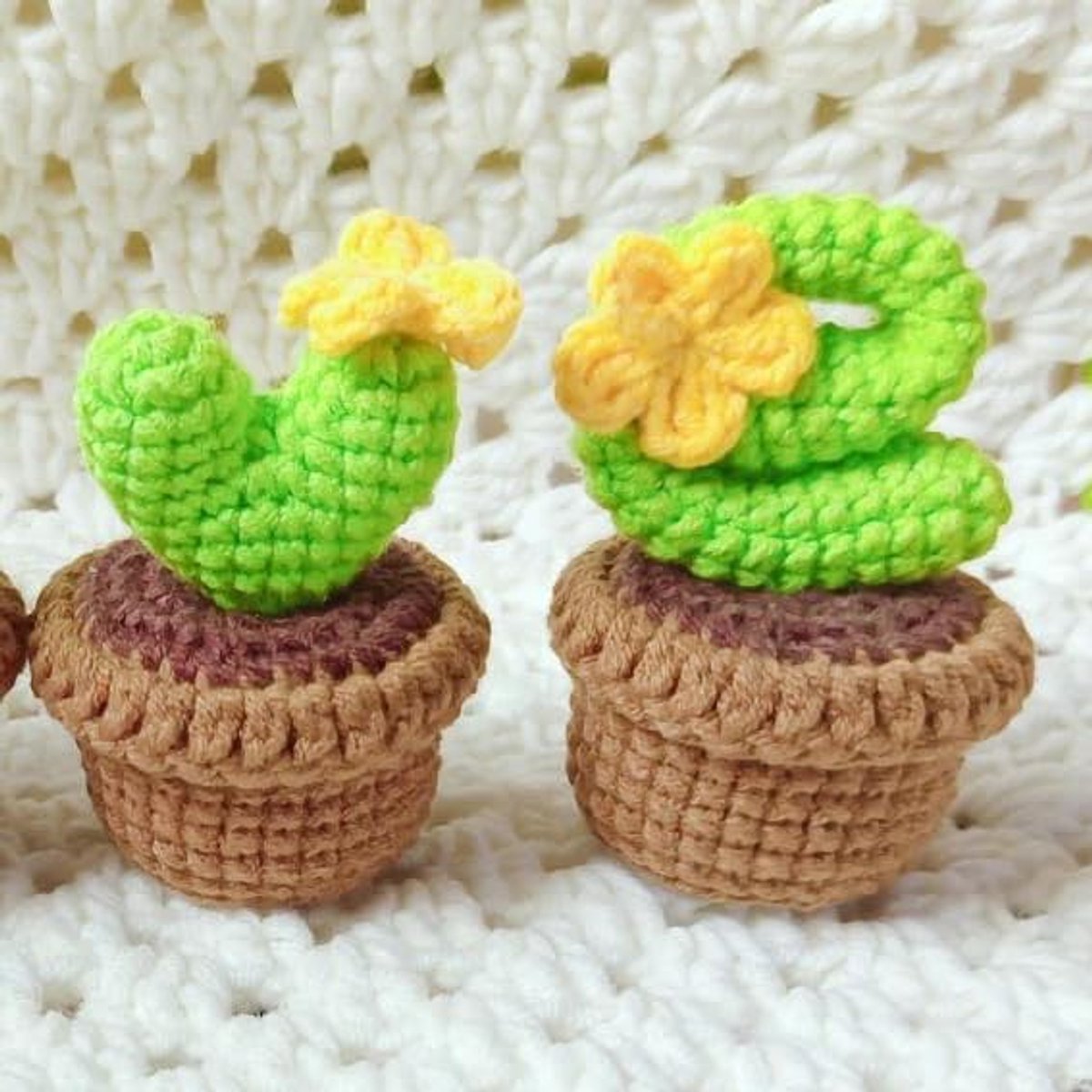 handgemaakte gehaakte potplanten - Set van 4 minibloem gehaakte afgewerkte kantoorornamenten en auto-interieurdecoraties