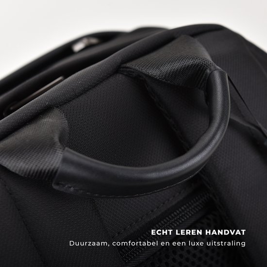 Detail van het echte leren handvat van de rugzak, met tekst over duurzaamheid en luxe uitstraling.