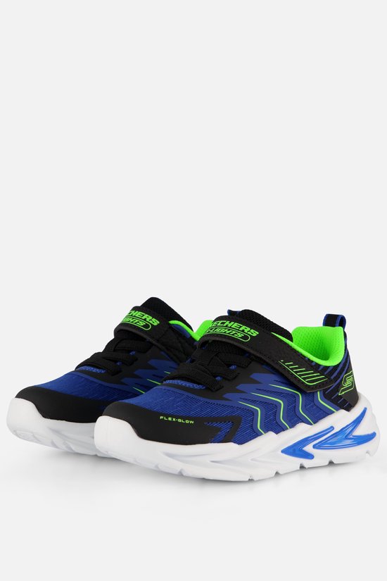 Blauwe Skechers sneakers met groene voering, zwarte veters en klittenbandsluiting. Met reflecterende blauwe en groene zigzagdetails op de zijkant.