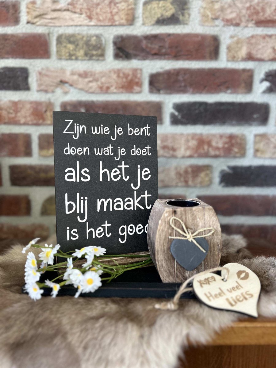 Creaties van hier – Cadeau pakket Zomaar - bordje zijn wie je bent - kaarsenhouder - bloemtjes - dienblad - met houten hartje