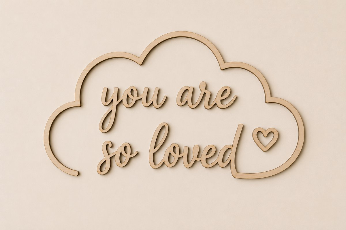 Houten Wolk Muurdecoratie "You Are So Loved" – Babykamer Wanddecoratie – 50 x 25 cm – Multiplex – Natuurlijke Houtkleur – Made to Order