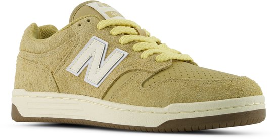 Nieuwe Balans BB480 sneakers in zandkleurig suède met witte 'N' logo en gele veters.