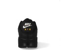 Achterkant van een zwarte Nike Air Max 90 sneaker met witte "NIKE AIR" logo.