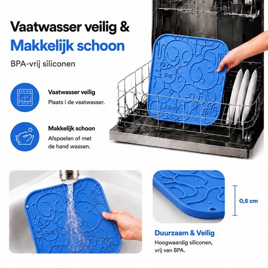 Blauwe likmat met kattenpatroon die in een vaatwasser en onder de kraan wordt schoongemaakt.