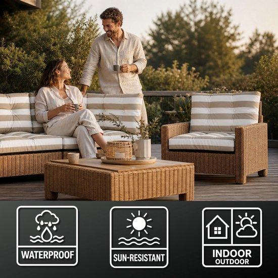 Een stel op een loungeset met gestreepte kussens op een houten terras.