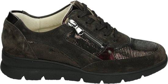 Bruine veterschoen van suède met ritssluiting, metallic accenten en zwarte zool.