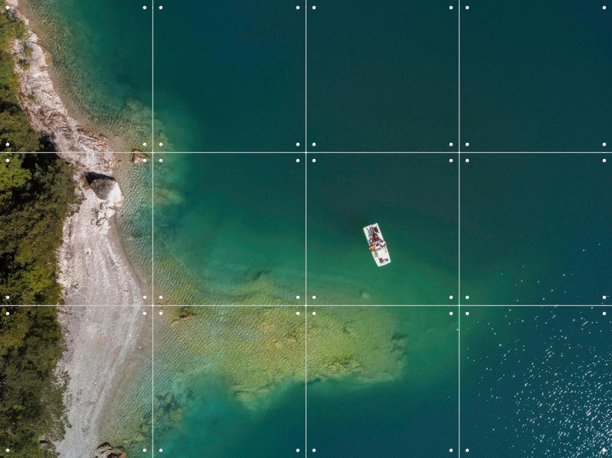 IXXI Aerial View Of Emerald Lake And Boat, Claire Droppert - 80 x 60 cm - Gratis ophangtool - Grote wanddecoratie en posters - Realisme, Fotografie