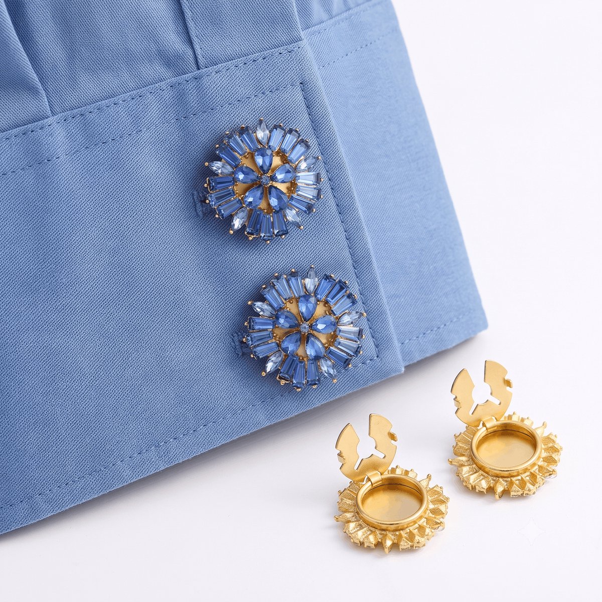Button Covers Set van 2 - Knoop Covers voor Overhemden & Blouses - Zonnebloem Motief met Kristalsteentjes - Manchetknopen Alternatief - Accessoires Cadeau - Blauw
