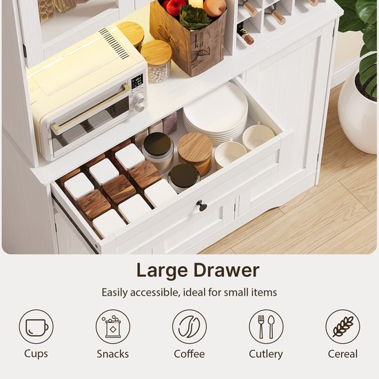 Grote lade van de witte keukenkast, ideaal voor bekers, snacks, koffie, bestek en ontbijtgranen.