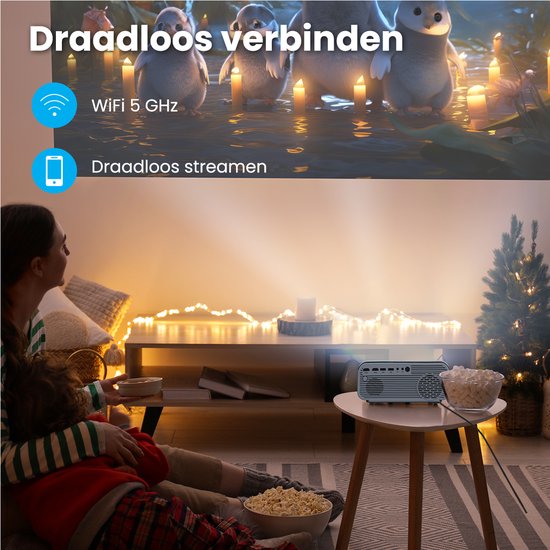 Een gezin kijkt film op een grote projectie van pinguïns, met een beamer die op een salontafel staat. Wifi 5 GHz.