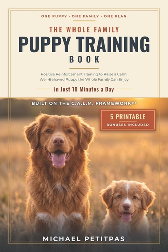 De cover van 'The Whole Family Puppy Training Book' toont twee Nova Scotia Duck Tolling Retrievers, een volwassen hond en een puppy, in een veld. De titel en ondertitels zijn prominent aanwezig.