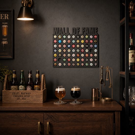 Zwart 'WALL OF FAME' bierdoppenbord met 5 rijen gevuld met diverse bierdoppen. Twee glazen bier, een houten kistje met zes flessen bier en een gouden houder met bestek op de voorgrond.