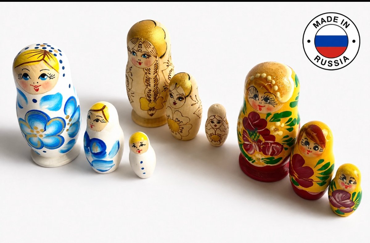 Houten Matroesjka poppen, Russische,babushka, 6,70 cm hoog 3 delig handbeschilde set van 3 st./nr.2/