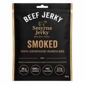 Zwarte verpakking voor Beef Jerky 'Smoked' van Smyrna Jerky, met gouden accenten. Bevat 50g gedroogd rundvlees.