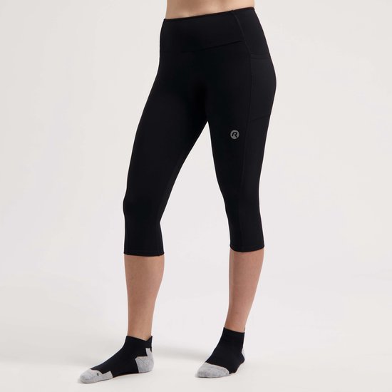 Driekwart zwarte sporttight voor dames met zakken op de zijkant en een reflecterend logo.