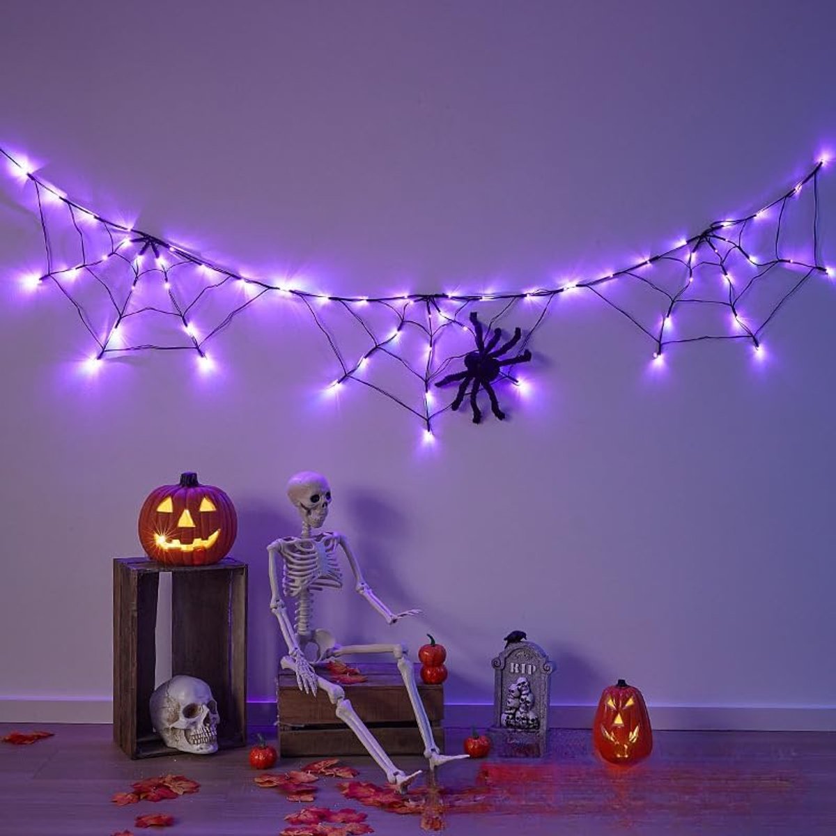 Ulisem - Halloween spinnenweb lampen - 1.8 meter spinnenweb met 60 LED - 8 lichtstanden inclusief timerfunctie - 6 uur aan, 18 uur uit - Inclusief zwarte pluchen spin - Batterijgevoed - Waterdicht - Voor tuin en feest - Paarse