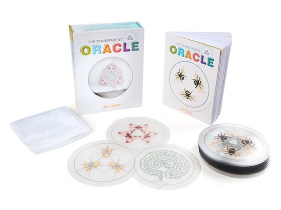 De Transparent Oracle kaarten met illustraties van bijen, vlinders en sterren. De kaarten worden geleverd in een doosje en met een boekje.