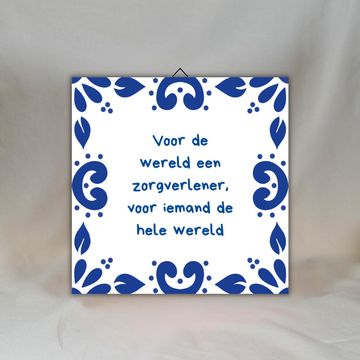 Verpleegkundige cadeau - Delfts Blauw spreuktegeltje met tekst - Zorg cadeau verpleegkundige - Tegeltjes met tekst - 15 x 15 cm - Spreuktegels voor zorgprofessionals
