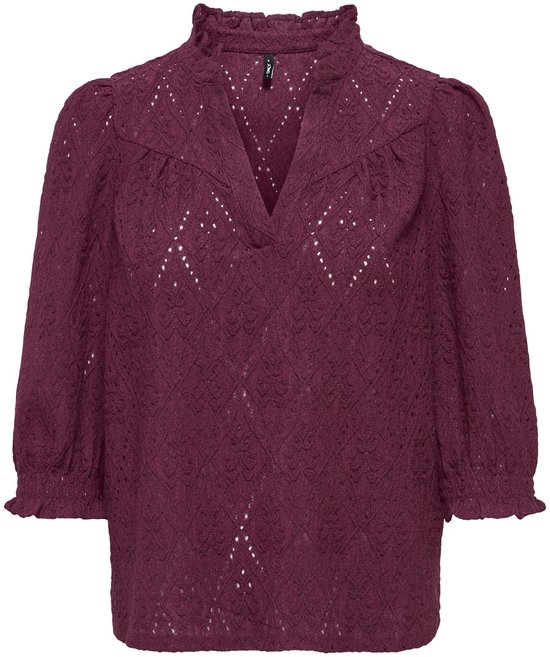 Top violet avec motif en dentelle, manches bouffantes et volants le long du col montant et des manches.