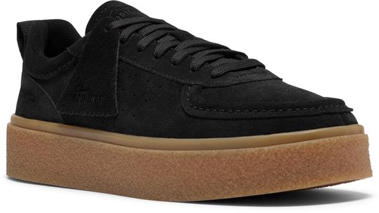 Zwarte suède veterschoenen met dikke crêpezool en suède 'clarks originals' label.