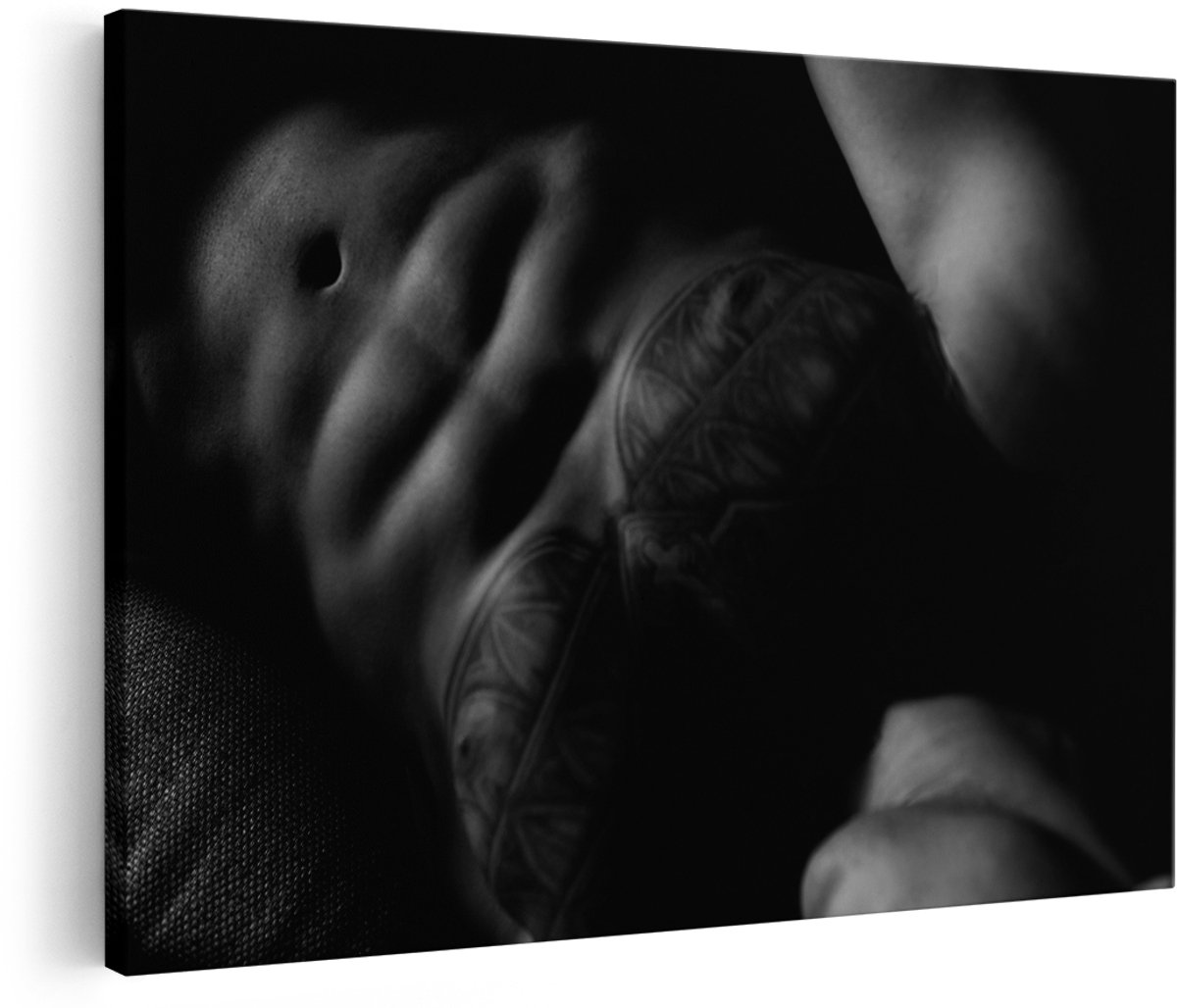 Artaza Canvas Schilderij Naakte Man met een Sixpack en Tattoos - Erotiek - Zwart Wit - 180x120 cm - Groot - Foto Op Canvas - Wanddecoratie