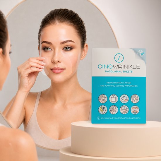 Jonge vrouw met transparante siliconen patches op de neus-lippenplooi, kijkt in de spiegel. Verpakking met "CINOWRINKLE NASOLABIAL SHEETS" erop.