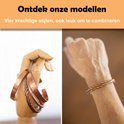 Ontdek onze modellen. Vier krachtige stijlen armbanden van puur koper: gehamerd, spiraal, gedraaid en glad, op een houten handmodel en om een pols gedragen.
