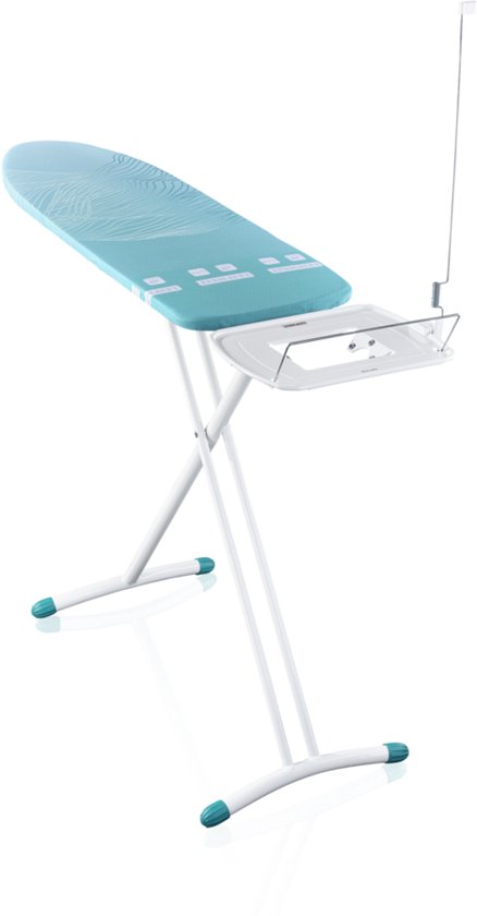 Turquoise strijkplank met een golvend wit patroon, wit metalen frame en een antenne.