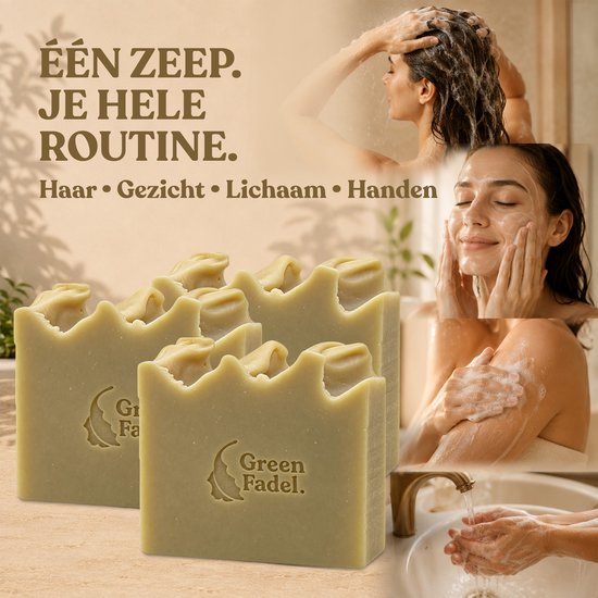 Vier groene zepen met ingedrukte tekst 'Green Fadel'. Op de achtergrond badende personen die haar wassen, gezicht reinigen en lichaam inzepen.