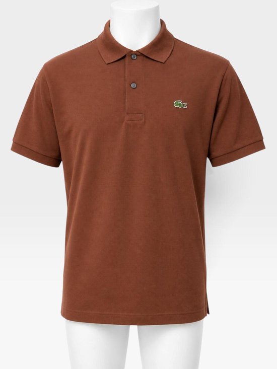 Bruin Lacoste poloshirt met korte mouwen, een kraag en het kenmerkende groene krokodillenlogo op de borst.