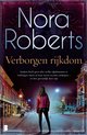Boekomslag met de titel 'Verborgen rijkdom' van Nora Roberts, met een vrouw in een rode leren jas die op een straat bij nacht staat.