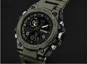 Groen sport horloge met dubbele display en "WATER RESIST" opschrift. Knop aan de zijkant.