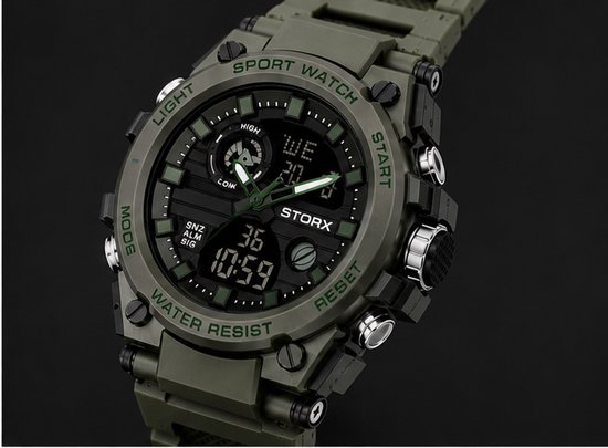 Groen sport horloge met dubbele display en "WATER RESIST" opschrift. Knop aan de zijkant.