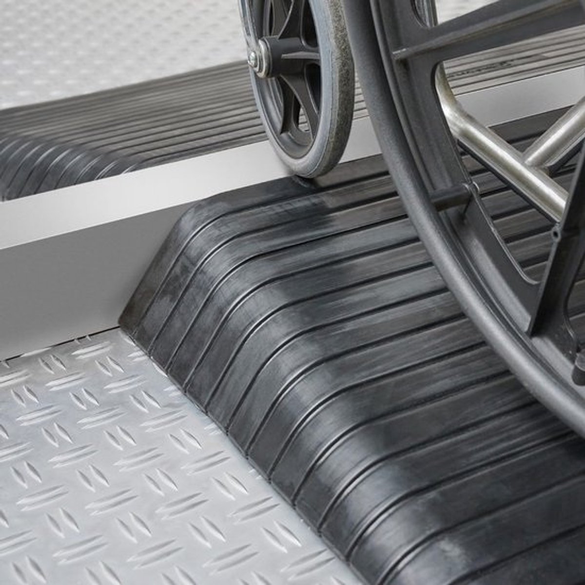 Drempelhulp Rubber - Obstakel Overbrugging - Veilig Passeren - Antislip Profiel - 100MM Hoog - Zwart