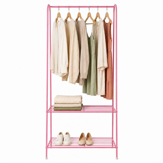 Roze kledingrek met kleding en schoenen, op een witte achtergrond. Boven hangen blouses en truien, op de onderste planken liggen vouwen en schoenen.