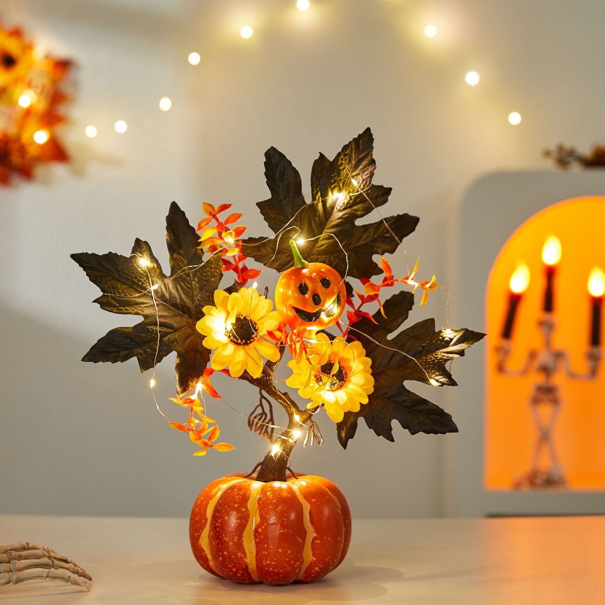 Lichtgevende Herfst Tafeldecoratie – Pompoenboom met Rode Bessen en Esdoornbladeren – 36x32 cm – Incl. Verlichting – Voor Halloween en Oogstfeest