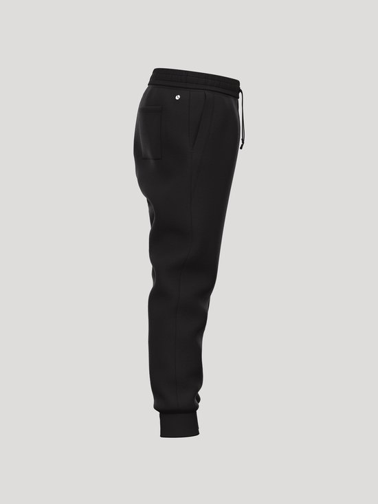 Zijkant van een zwarte joggingbroek voor jongens met een trekkoord en een zak aan de achterkant.