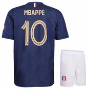Navy voetbalshirt met 'MBAPPE 10' op de rug, gouden cijfers en letters, Franse vlag op de mouwen. Wit voetbalbroekje met Franse vlag patch.
