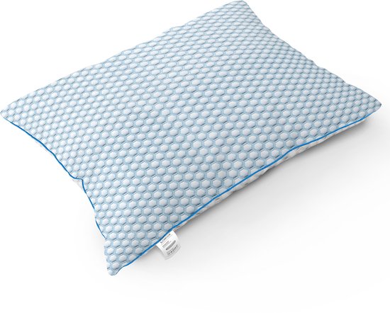 Wit hoofdkussen met een lichtblauw honingraatpatroon en een blauw biesje. Zichtbaar label met merknaam.