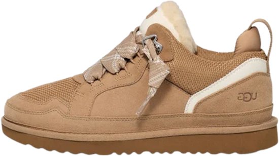 Beige UGG sneaker met mesh en suède details, veter met ruitpatroon en schapenvacht voering.