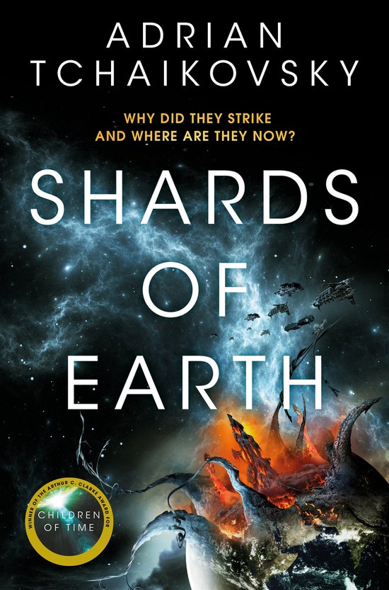 Couverture du livre "Shards of Earth" par Adrian Tchaikovsky. Des vaisseaux spatiaux survolent une planète détruite avec du feu et des débris.