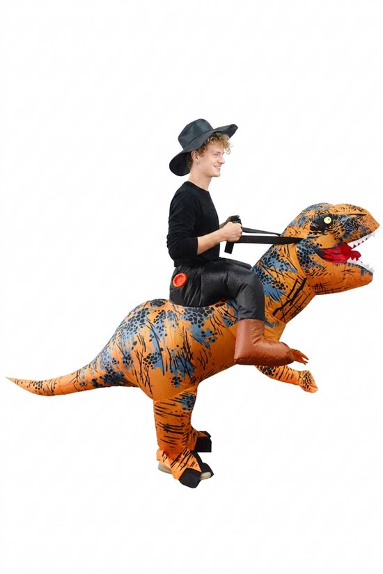 Opblaasbaar T-Rex kostuum, oranje met blauwe patronen, met een man in een cowboyhoed en zwart shirt die erop rijdt.