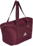 Bordeauxrode sporttas met hengsels, een schouderband en een zilverkleurig Adidas logo, schuin van voren gefotografeerd.